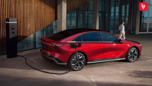 Mazda 6e cargando en estación eléctrica, berlina eléctrica que compite con el Tesla Model 3.