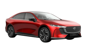 Mazda 6e cargando en estación eléctrica, berlina eléctrica que compite con el Tesla Model 3.